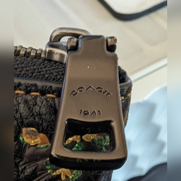 ❌SOLD❌Coach Small Zip Around Pyramid Eye Wallet - Picture 4 of 5